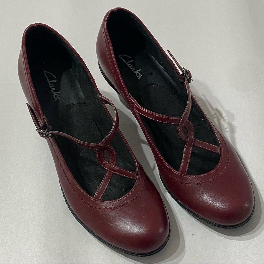 NWOB Clarks Mary Jane Deep Red Leather Buckle Strap Short Heel Shoes Size 7.5M